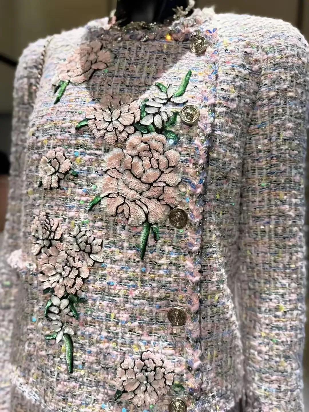 有钱人不一定有眼光，
这套衣服31万，
质感差，
城乡结合部的风格，
给我都嫌弃