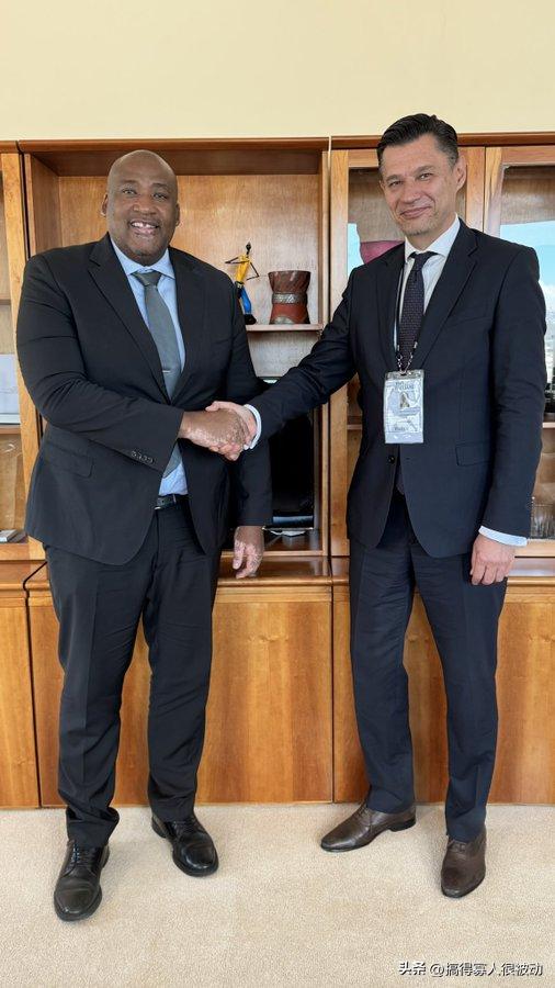 波斯驻南非使馆致信乌克兰使馆，邀请其对哈梅内伊及其亲信进行悼念。乌克兰大使谢尔巴