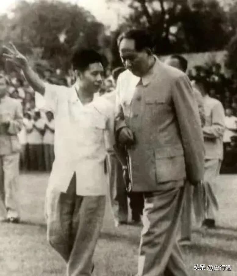 毛主席与胡耀邦！

胡耀邦后来几次公开谈毛主席，话很重。
往前追，这分量不是到了