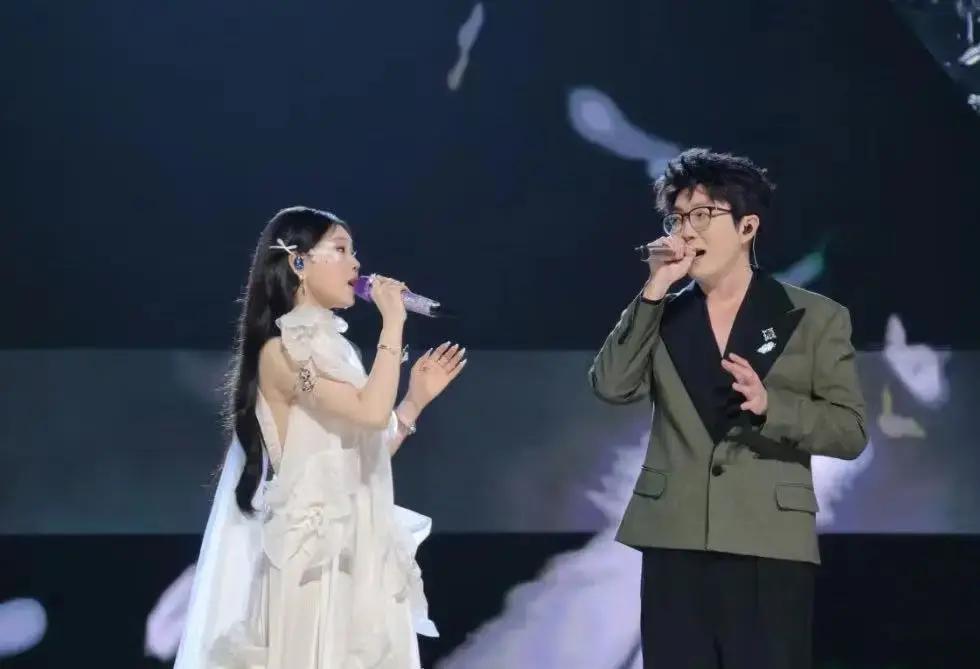 这跨年夜的舞台，演的哪是歌舞，分明是一出活生生的“现形记”，有人临危不乱成传奇，