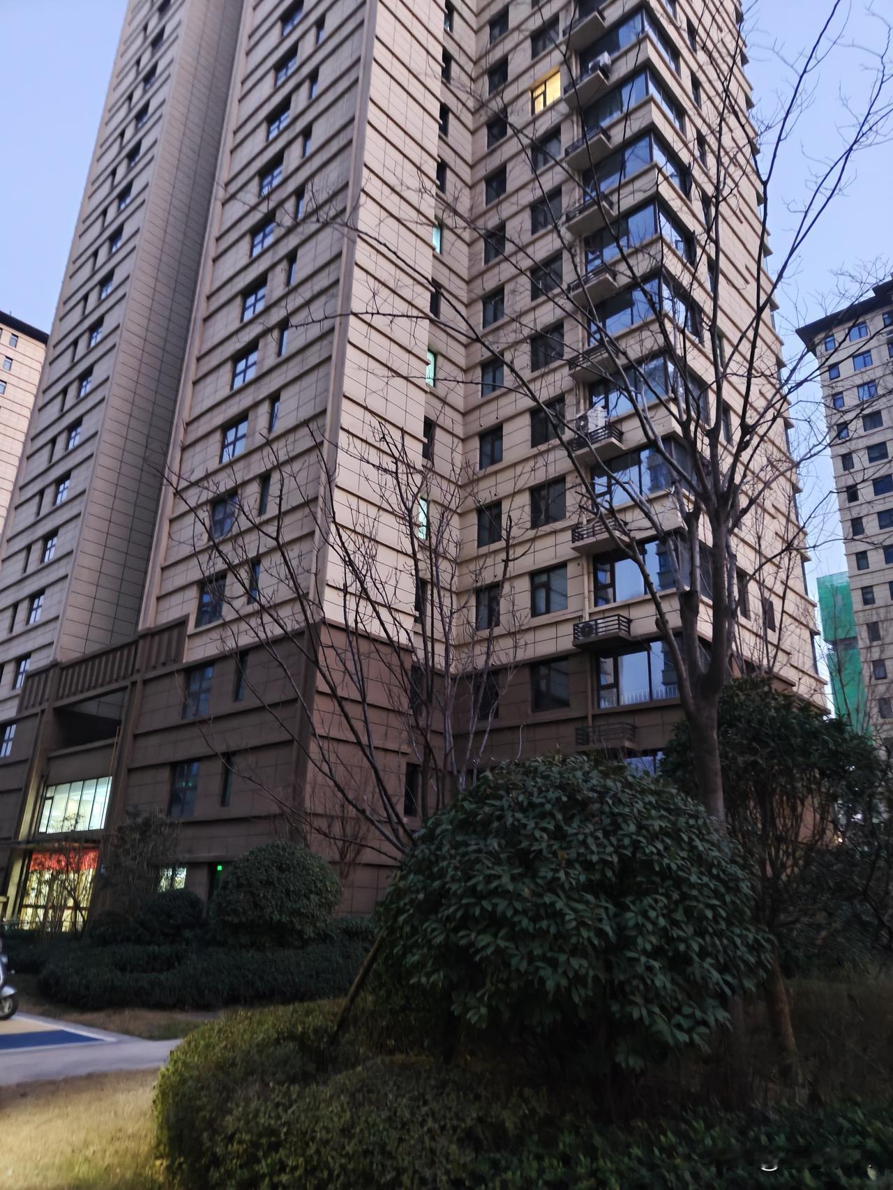 好消息！现在还没买房的人有福啦，安阳房价下跌咯。有人买房时每平米六千八，装修又花