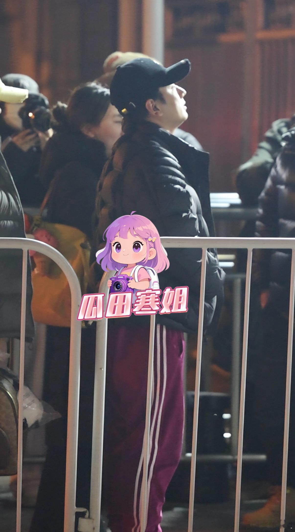 海来阿木现身央视春晚彩排 被工作人员带着一直在点头，好有礼貌，期待舞台！！海来阿