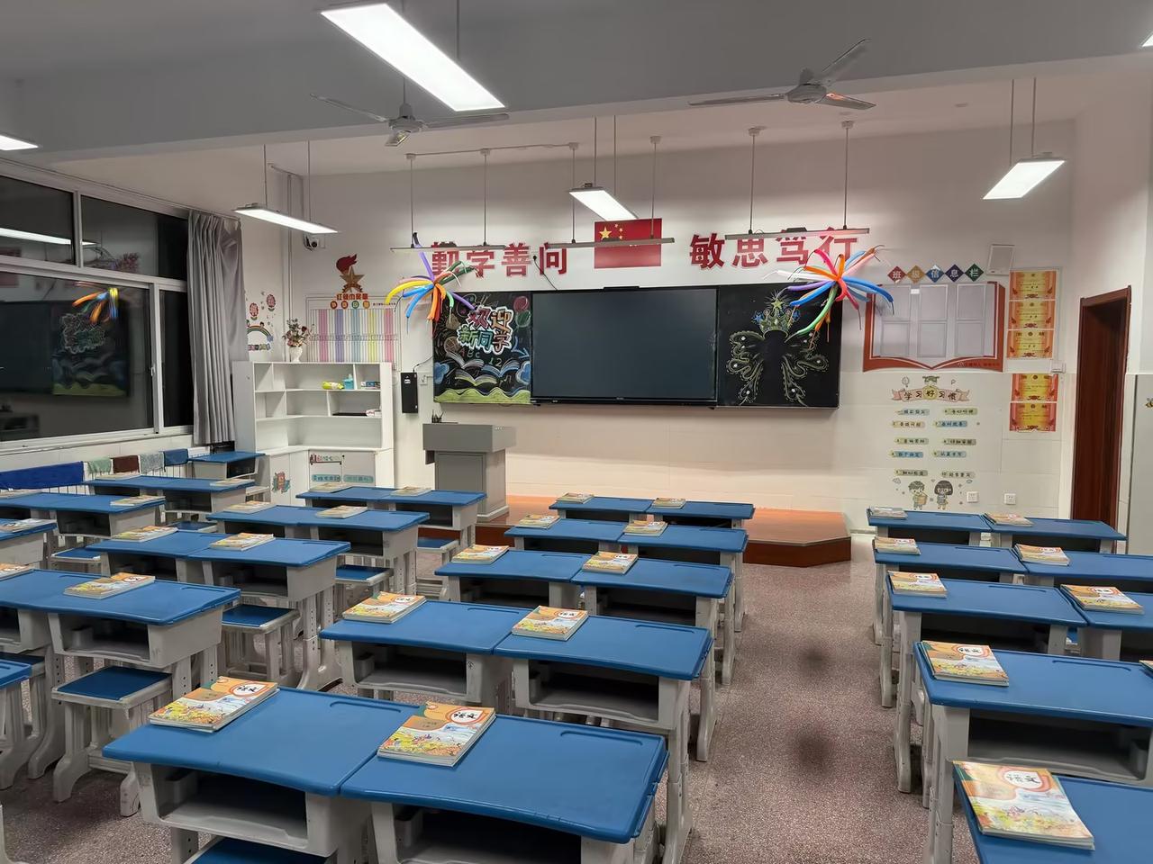 开学第一天，值班。6：40食堂验菜，然后到南门。校门口，只是摆了几丛彩色气球，仓