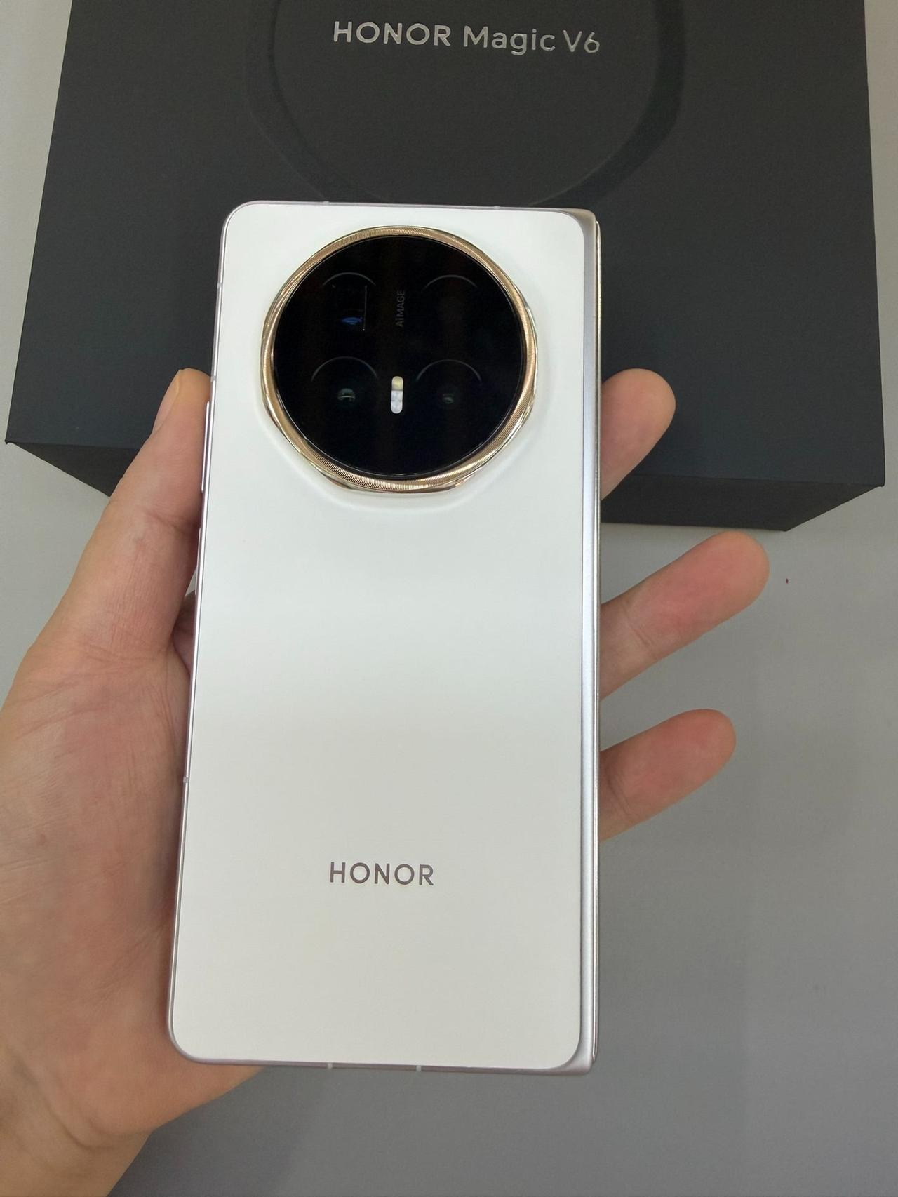 这荣耀凭什么自砍一刀，看了这么多折叠屏手机，荣耀Magic V6是真把折叠屏玩明