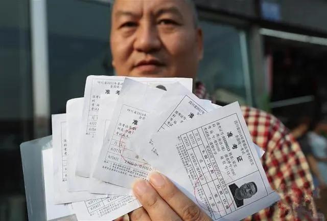 梁实这人，一看就知道有一种狠劲。

儿子都研究生毕业了，他还在考场里跟十八岁的娃