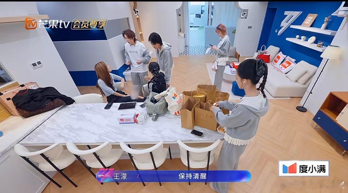 王濛英文在嘴里打架学英文歌全程高能，舌头都快捋不直，濛主也太接地气了！乘风202