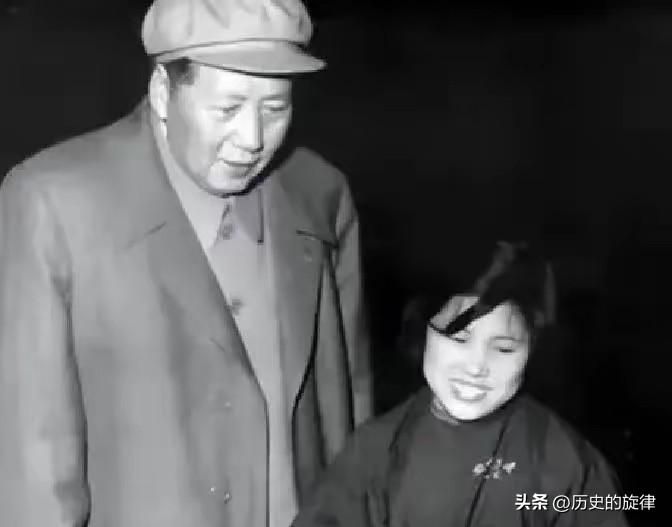 1958年最暖心一幕！怀孕女工激动高呼，主席握手一语温暖全场
 
1958年，全
