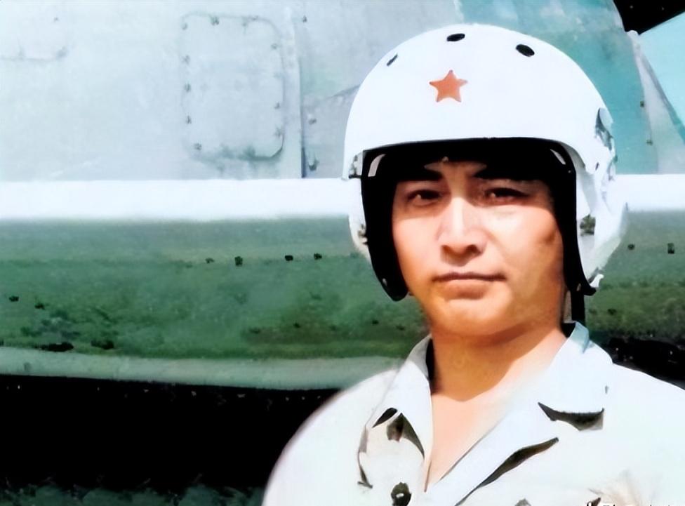 南海撞机王伟成功跳伞，为啥10万人都找不到他？直到20多年后才懂！

南海的浪头