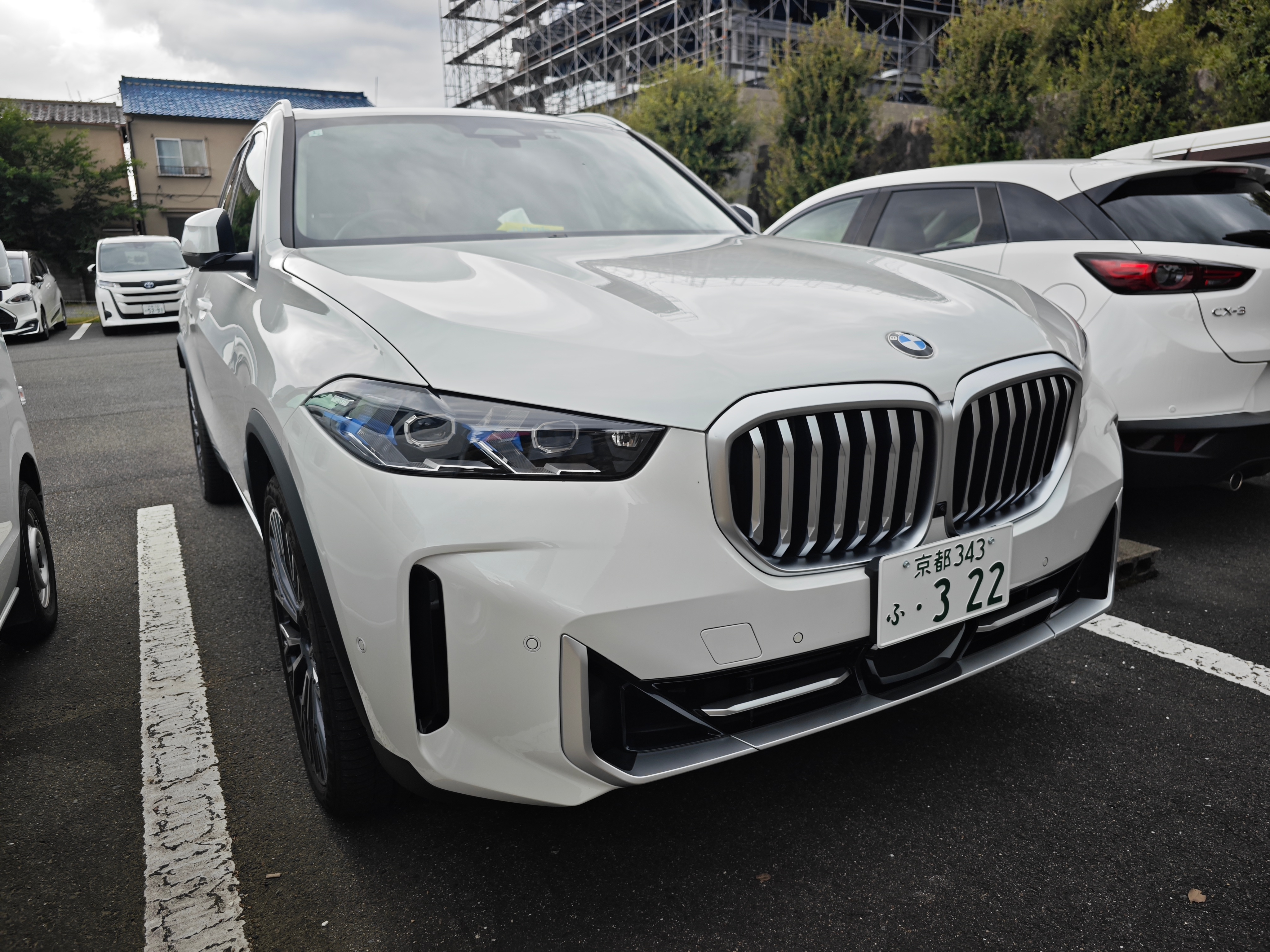 偶遇宝马X5标轴，还是罕见的 X 设计套装。这代 X5 中期改款后，国内只卖长轴