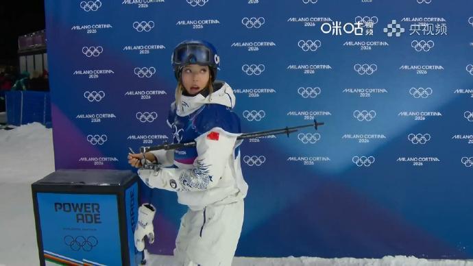 谷爱凌第2跳摔倒 米兰冬奥会自由式滑雪女子大跳台预赛，谷爱凌第二跳摔倒，得到20