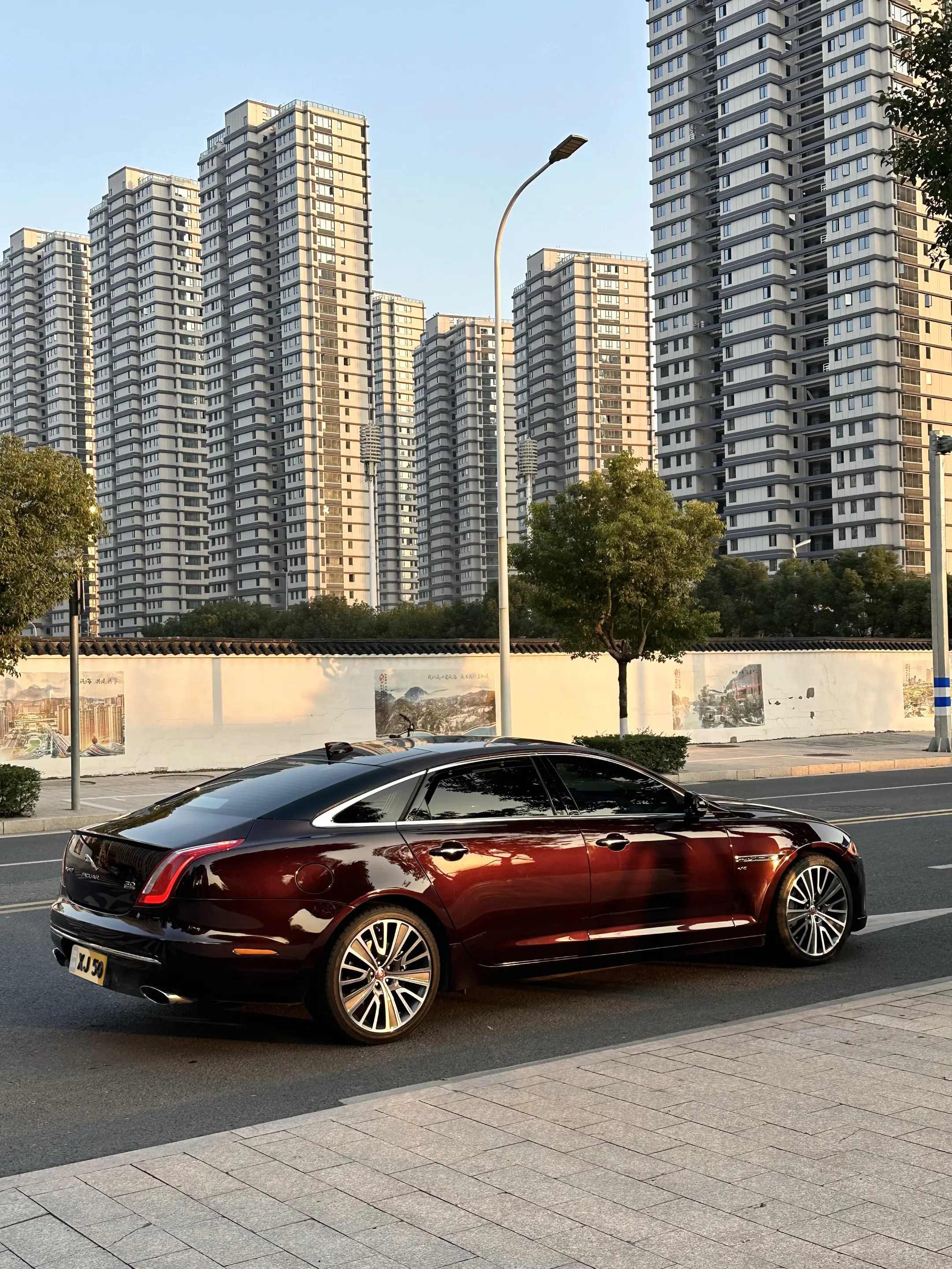 阳光下的她。。。Jaguar XJ50， 罗赛洛红车漆在夕阳下真的太贵...