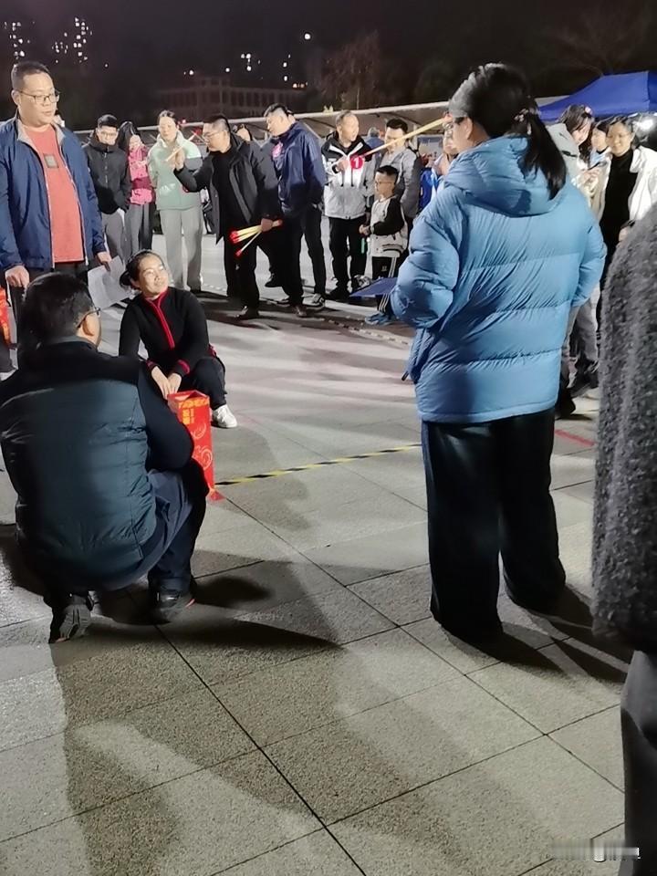 准备过年了，这几年单位都搞活动，今天是趣味竞技，四个项目，我参加了三个[尬笑][