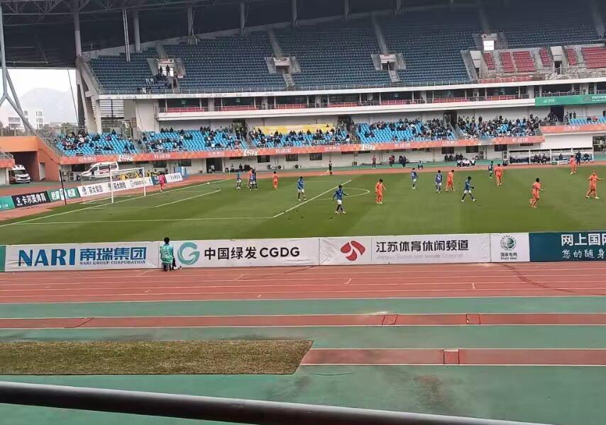 万人涌进邹城体育场那天，槐花被呐喊声震落了三里地。
中乙联赛的县级看台从未这样灼