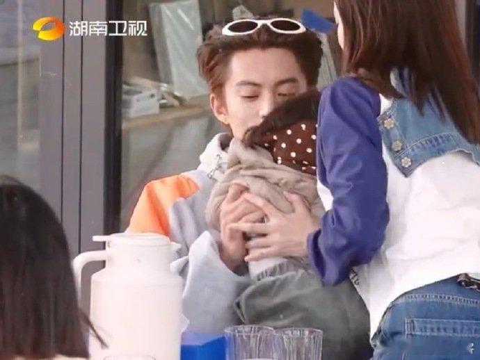 白鹿把孩子塞到王鹤棣怀里 客栈里的欢乐日常，白鹿抱着萌娃塞给王鹤棣，简单的互动却