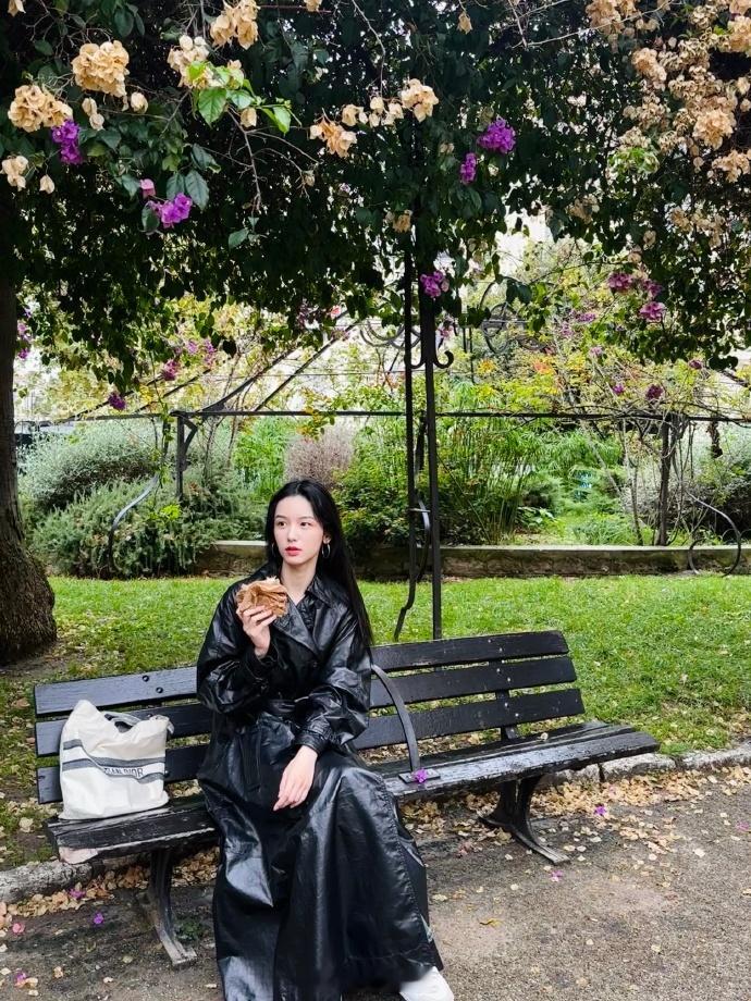 #周也尼斯纯黑look##周也最新看秀状态# 周也来到了美丽的尼斯，她的纯黑装扮