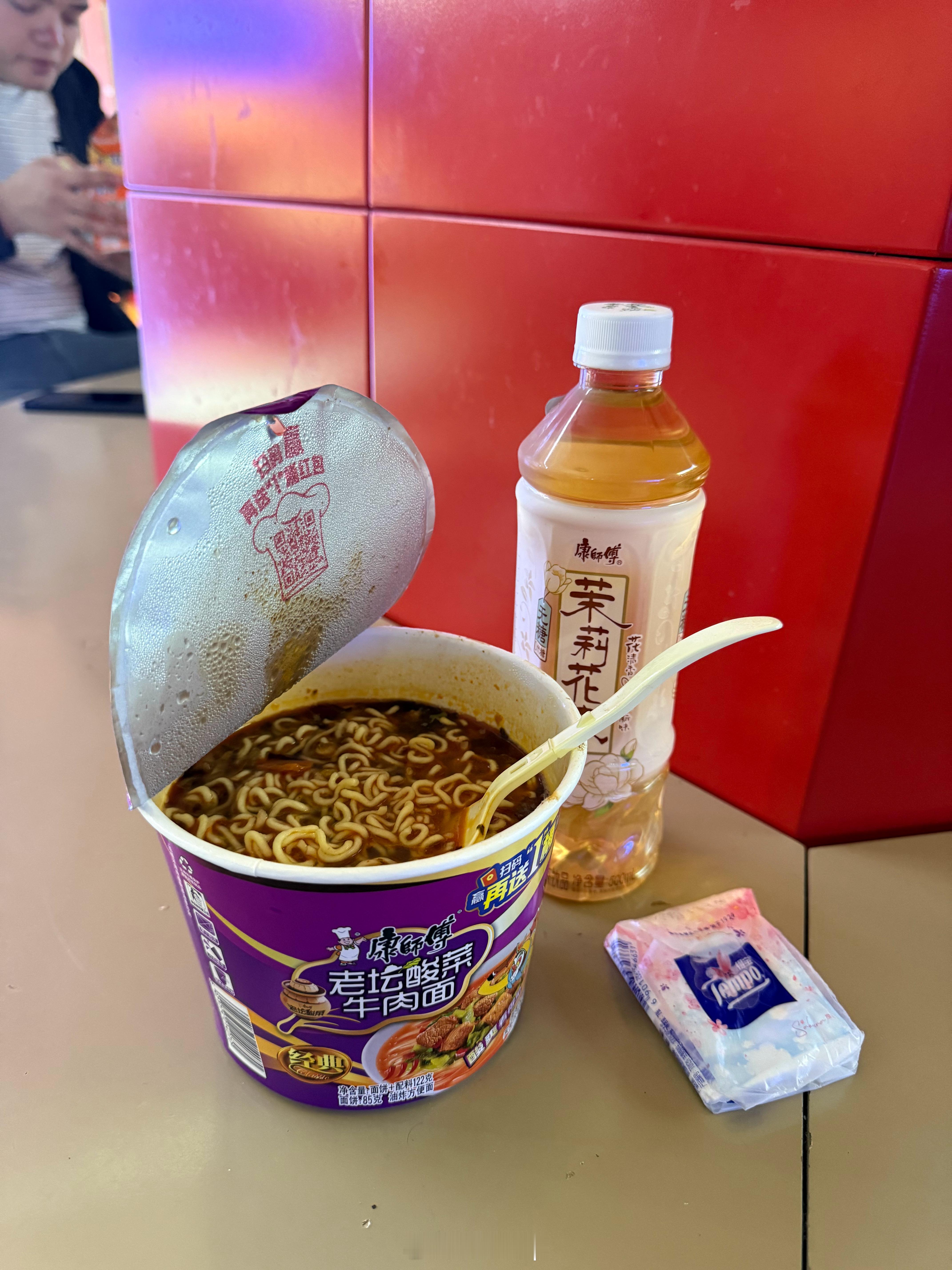 咋整的，看人家吃泡面也馋，我也整了一碗！但最近生活拮据没有加蛋，感觉得去那边审核