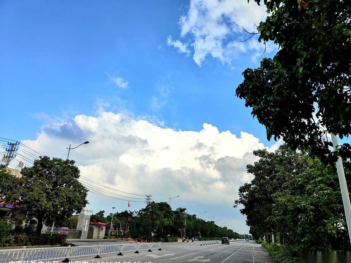 我的天，墙在“流汗”。
一颗颗水珠，就这么从墙里渗出来，往下滚。整个楼道黏糊糊的