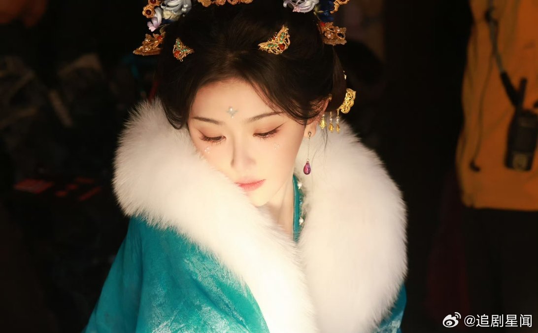 孔雪儿晒《逐玉》俞浅浅剧照，九张图全是氛围感，从低头垂眸到温柔浅笑，把角色的易碎