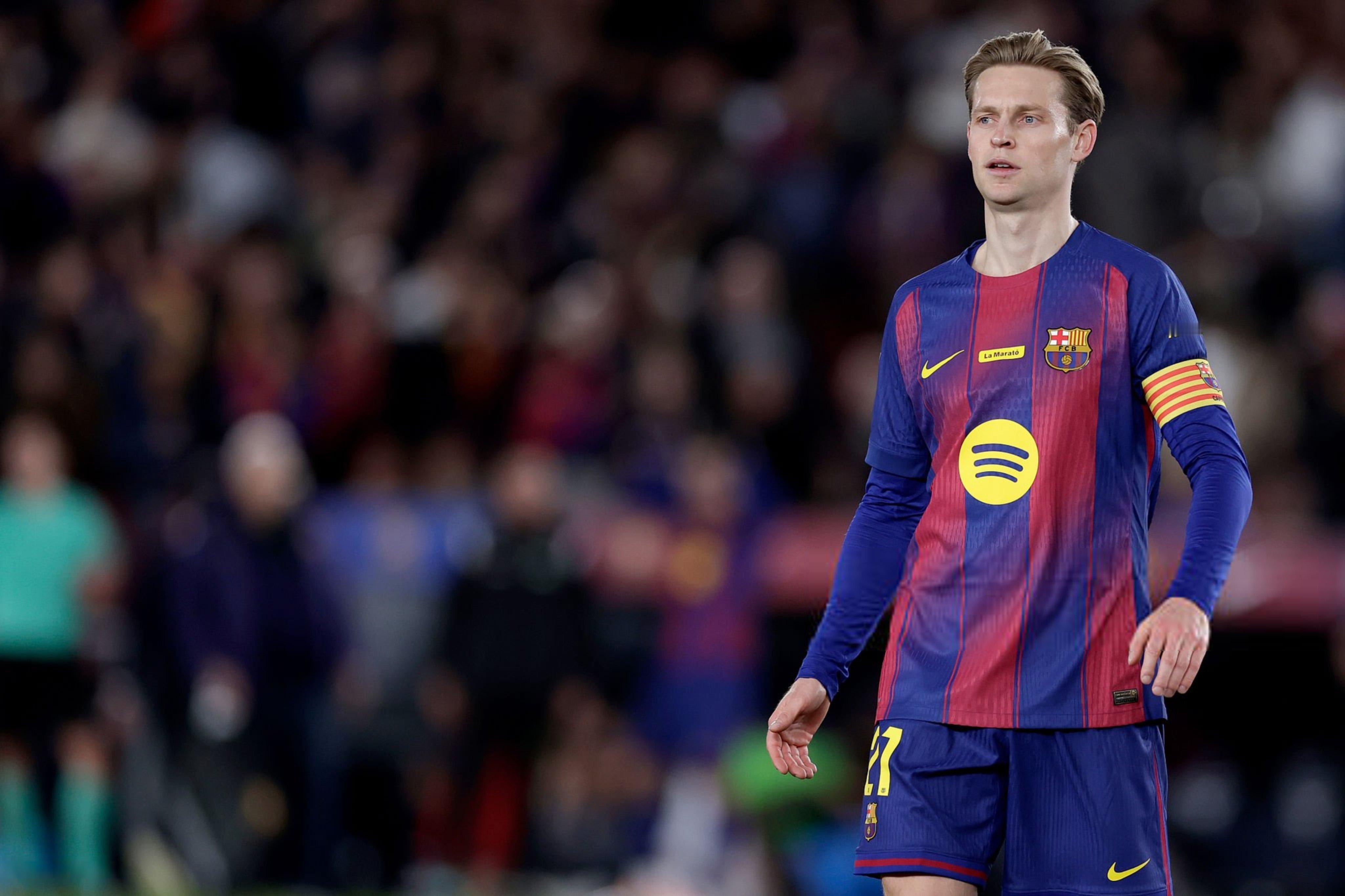 加泰电台：德容已向弗里克表示，如果需要弥补阿劳霍缺阵，他愿意出任中后卫。巴萨热点