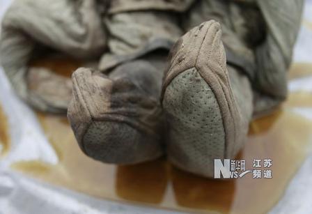江苏出土不腐女尸，身高仅1.5米，专家脱衣后发现惊人秘密

2011年江苏泰州春