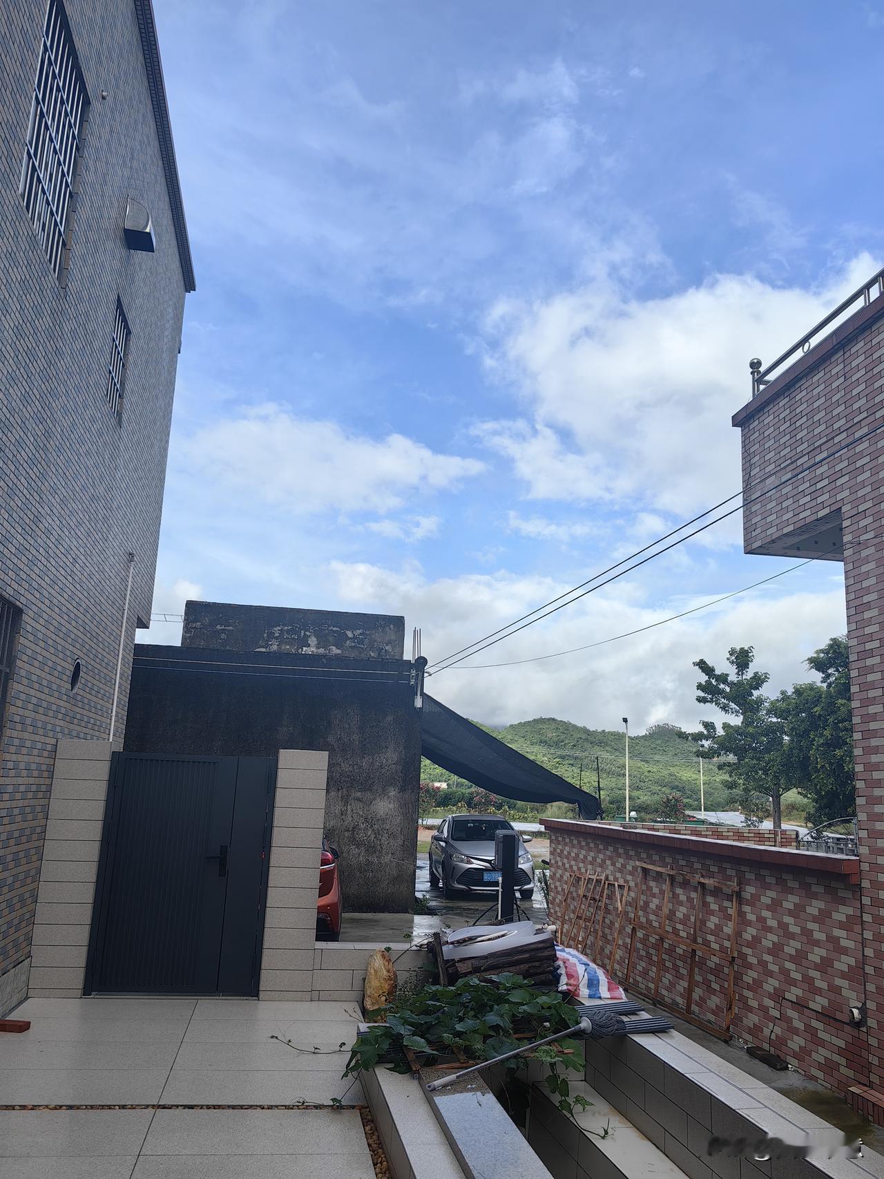 上联：昨夜狂风暴雨

下联：今朝风和日丽

昨夜→今朝
狂风暴雨→风和日丽
上下