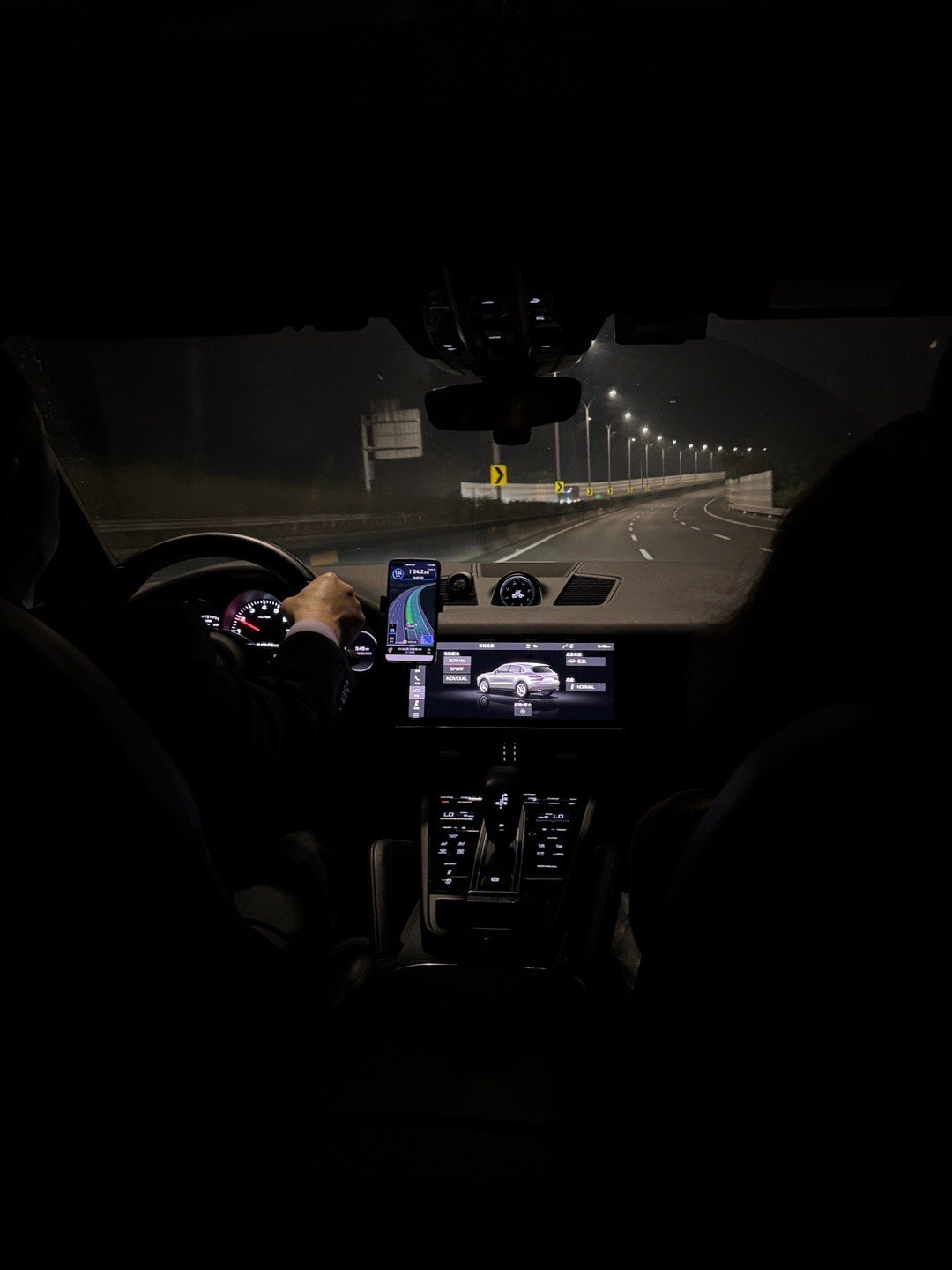 突然想起从17岁开始就在爹地妈咪的护送下一次次飞往国外，已经数不清多少次了。如今