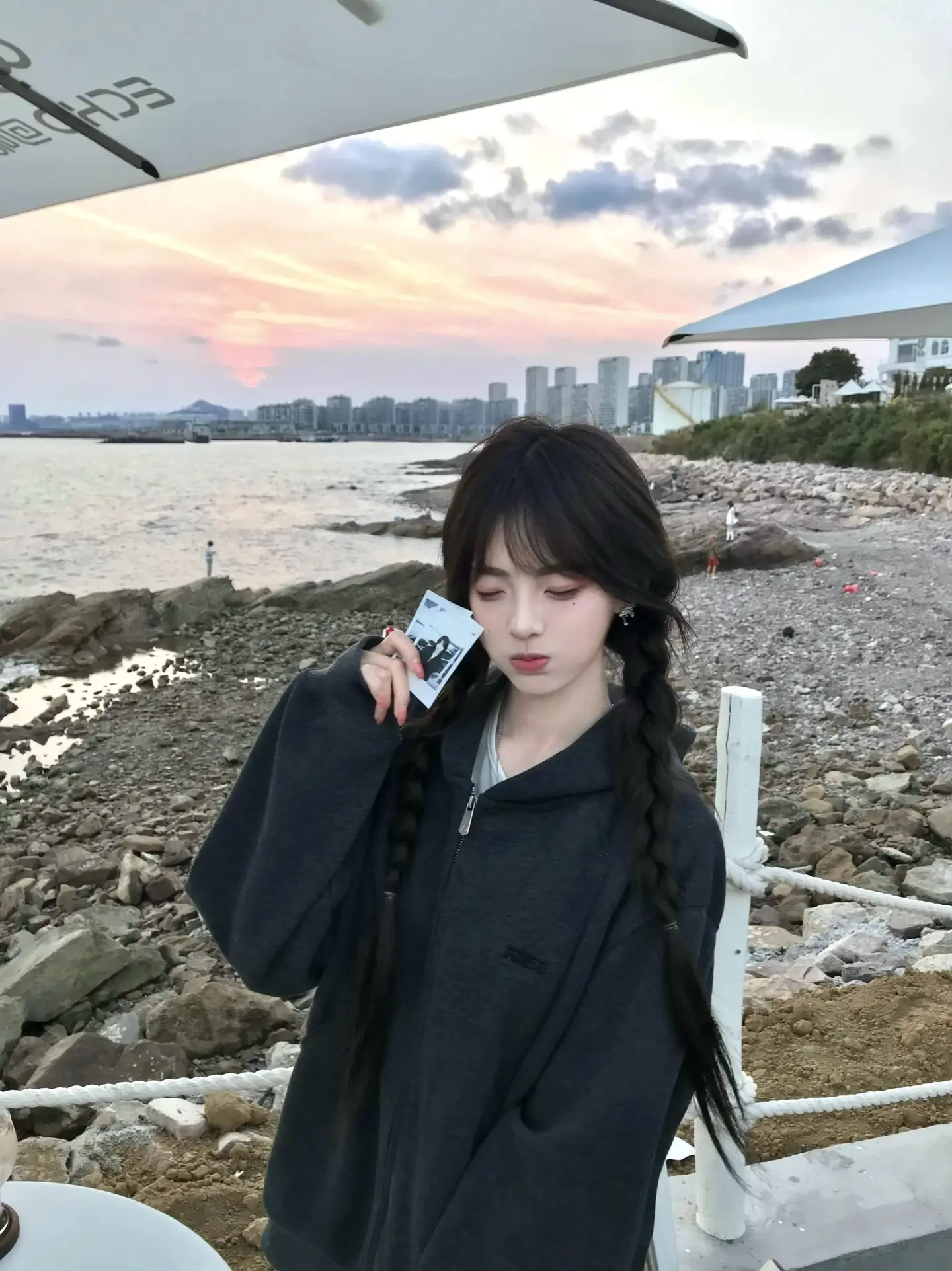 你不必讶异 我的笑她无法代替