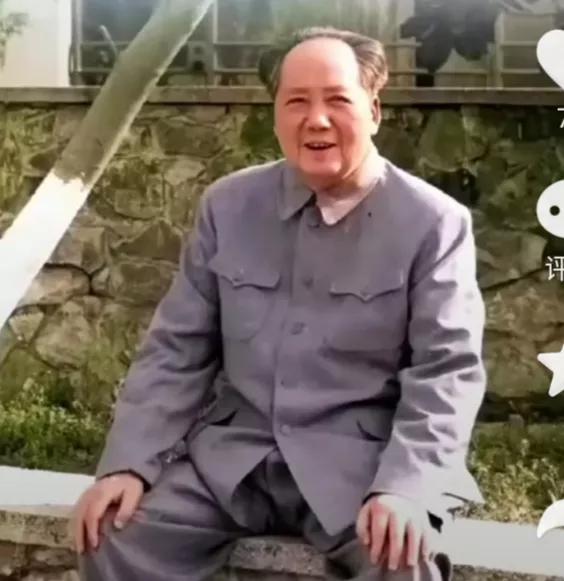 毛泽东《咏蛙》
独坐池塘如虎踞，
绿荫树下养精神。  
春来我不先 开口，
哪个