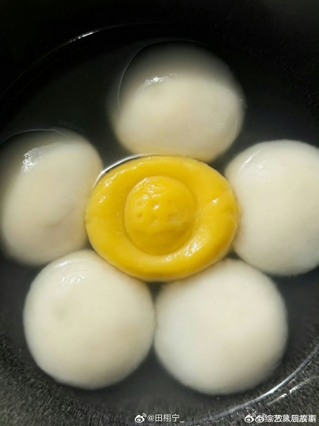 田栩宁晒金元宝元宵田栩宁元宵节晒照 甜甜的元宵配帅帅的脸，金元宝可爱，怼脸照精致