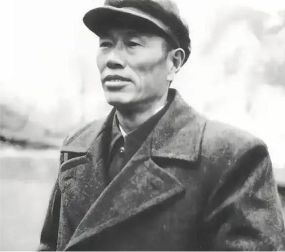 对越反击时，军委让邓华指挥，邓华拒绝道：我不合适，有两个原因。对越自卫反击战动员