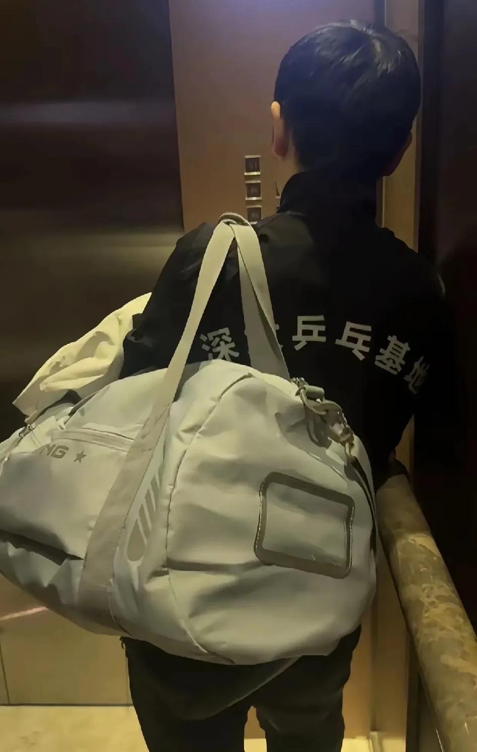 新鲜的莎莎
网友坐电梯的时候偶遇到了莎莎
背影看好可爱啊
圆圆的小脑袋
大耳朵肉