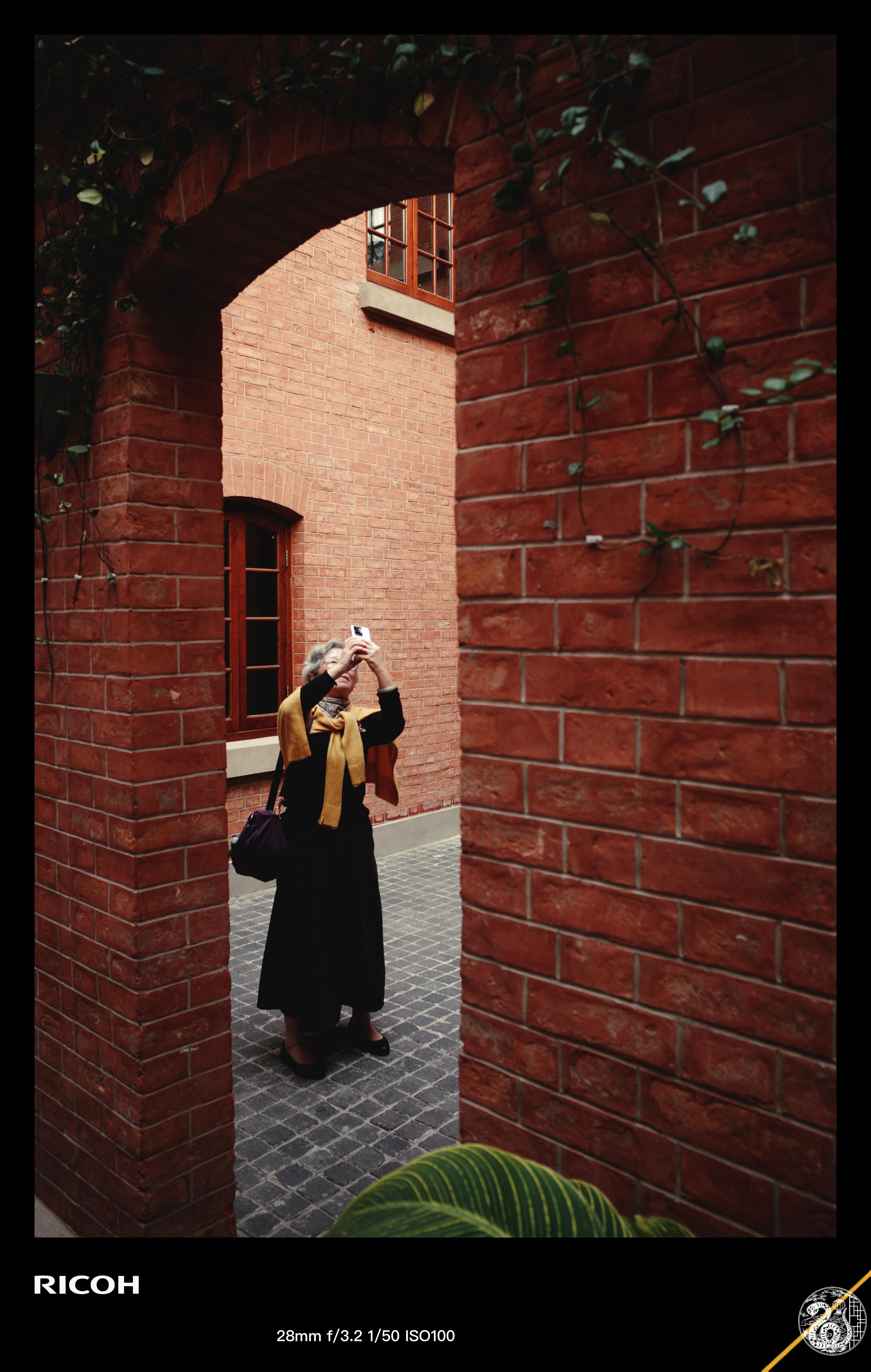 《相机里的陌生人》 