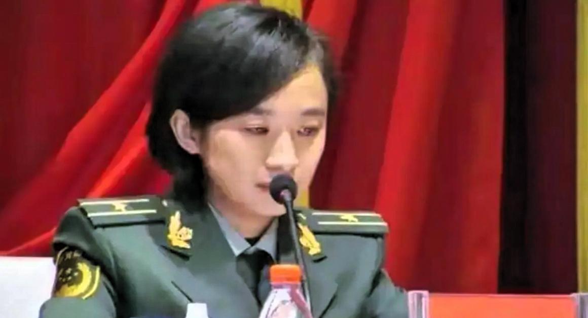 31岁女教师特招入伍授少校警衔引质疑，一句话让所有人闭嘴。

她是心理学硕士，专