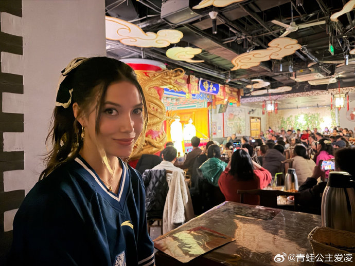 谷爱凌去德云社听相声 更新社媒晒出在北京的各种活动：身体训练不可少，看了北京女排