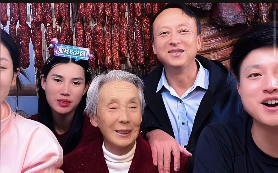 小松这次回国开秋冬专场，羽绒服和大米两场连轴转，热度肉眼可见地往上窜。开播前刚官