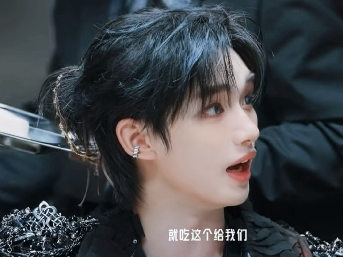 丁程鑫小辫耳夹造型丁程鑫就吃这个给我们 丁程鑫小辫耳夹造型，丁程鑫就吃这个给我，