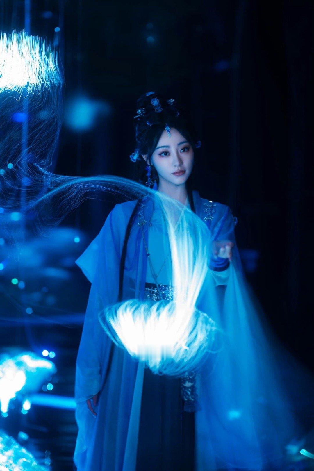 #祝绪丹小辫子慕瑶# 世界的美像深海水母一样 电晕一大片 ​​​