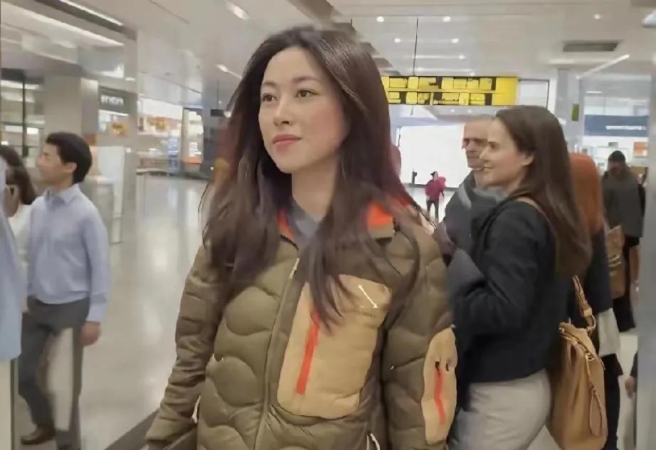 【朱珠同款羽绒服炸街！普通人穿秒变"行走的米其林轮胎人"？真相扎心了】

   