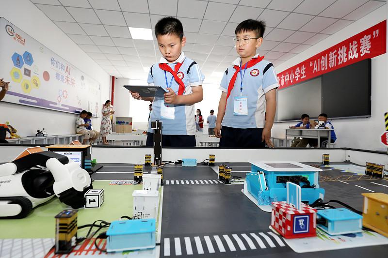 孩子课表上多了门 AI 课，家长群先吵成一锅粥

这个开学季，不少家长翻孩子课表