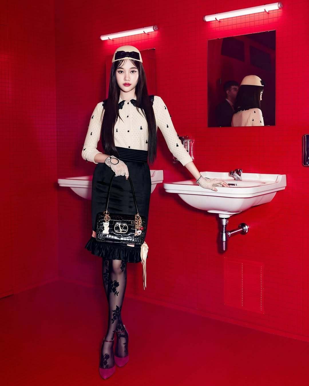 Freen 分享巴黎时装周Valentino 2025秋冬看秀造型，连续第二年来