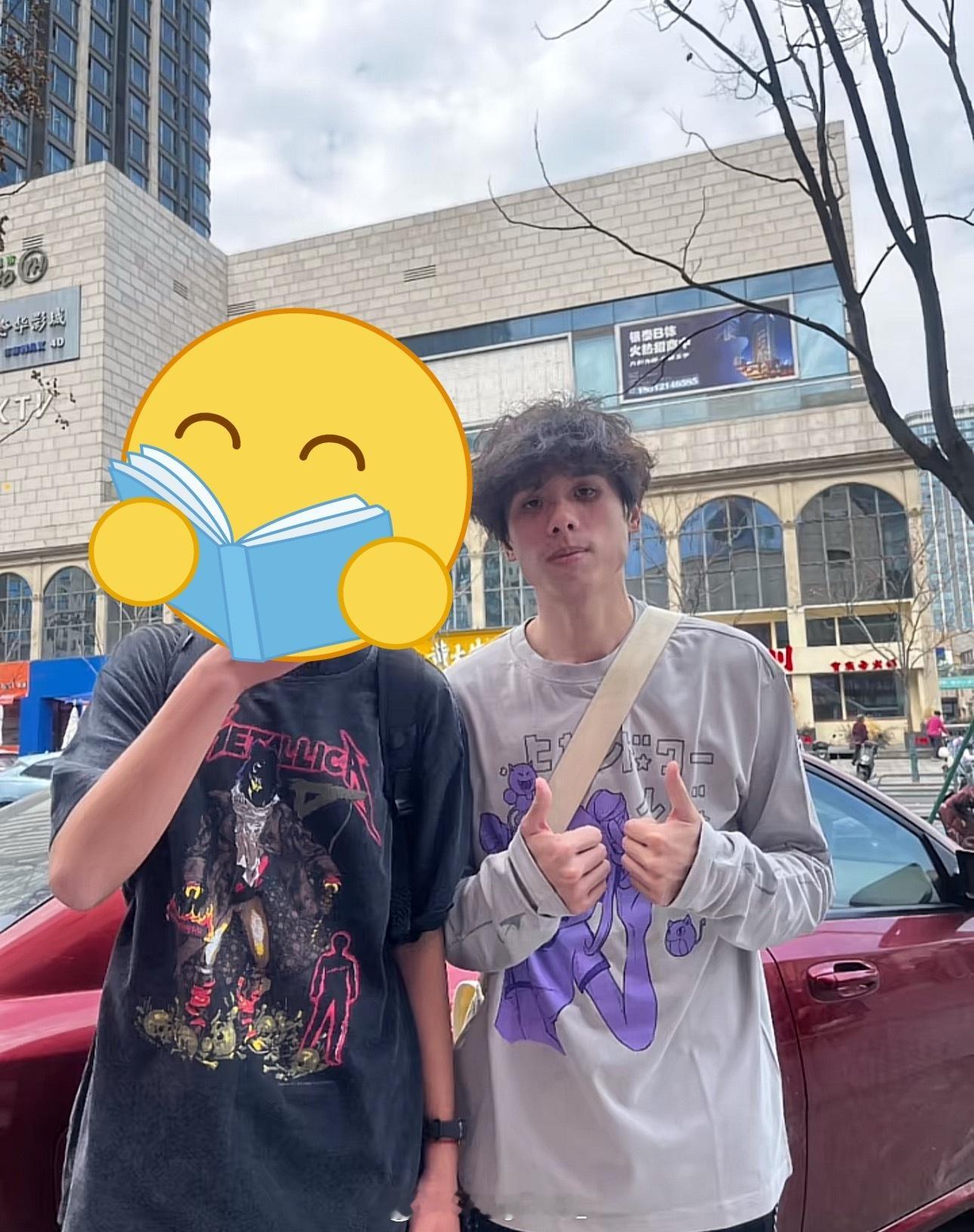 依旧随性！网友晒出偶遇法老的合影！法老