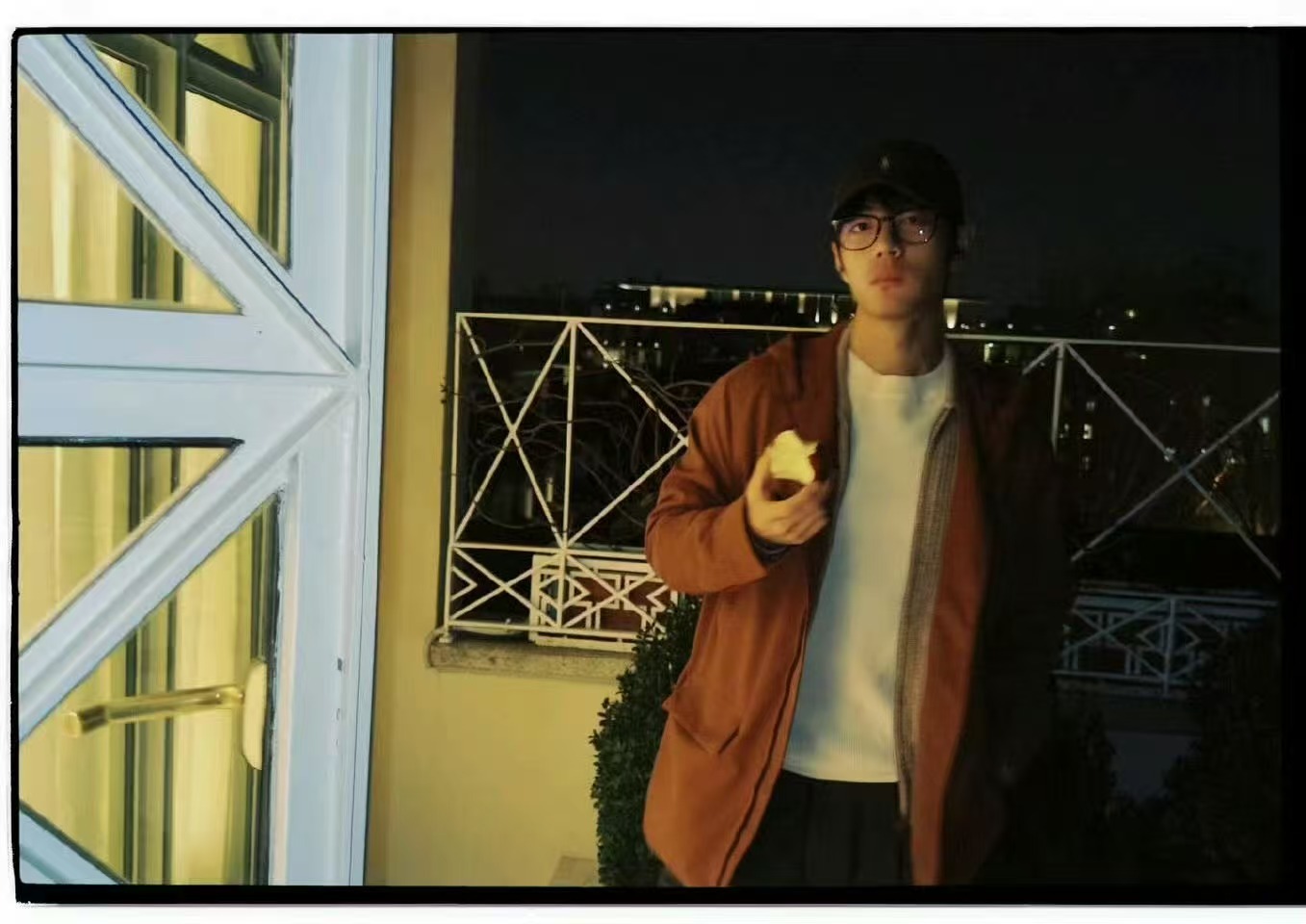 啃苹果的肖战肖战ins更新五张 肖战ins更新五张，啃苹果的肖战，还收到tods