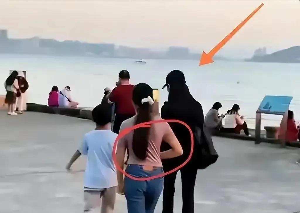 小玥儿和小菻菻到现在还是一直称呼马筱梅为“筱梅阿姨”，汪小菲和马筱梅也说不会强迫