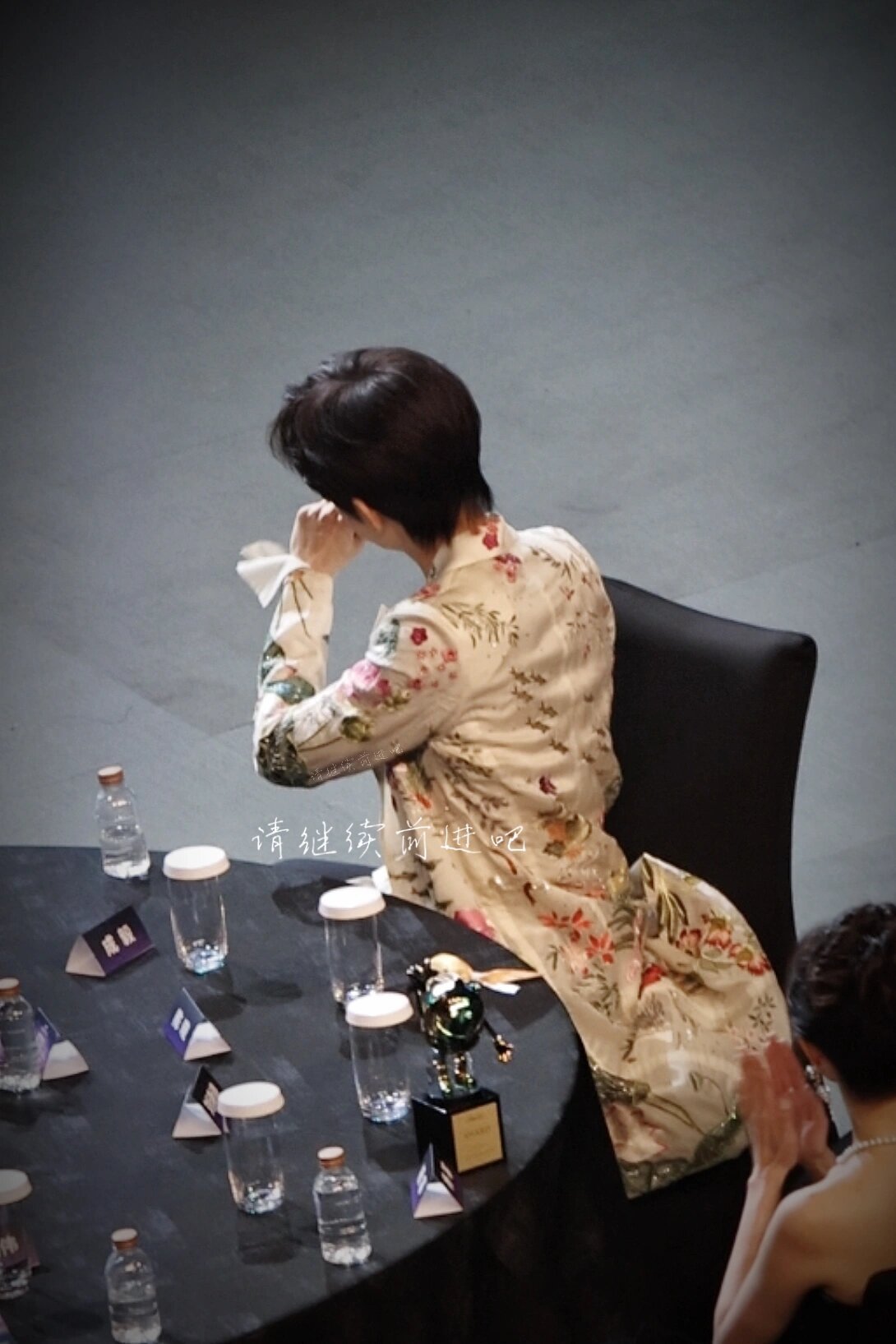 [锦鲤附体]好好看#成毅 爱奇艺尖叫之夜# Cr：logo侵删 ​​​