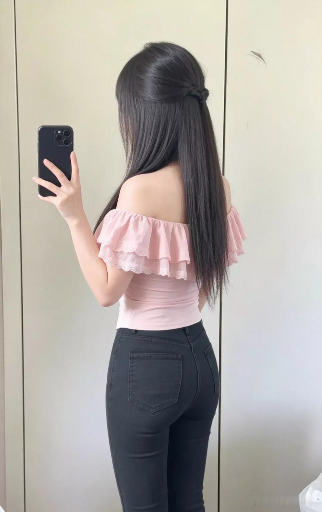 镜子前，我是自己的摄影师——  
摆pose、找角度，每一帧都藏着小心机不是自恋
