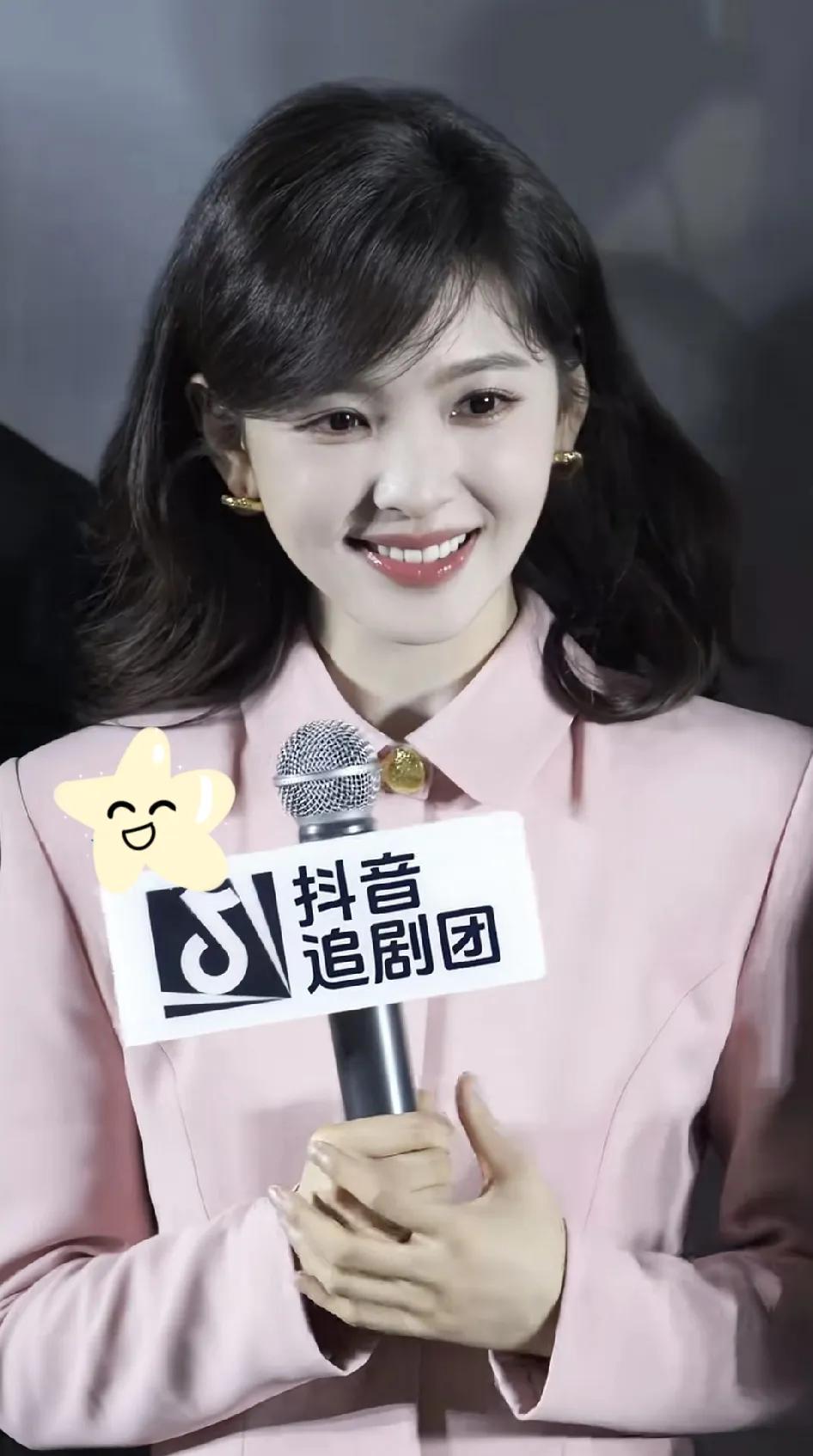 网友说:“百分之八十男生对完美初恋的定义，是章若楠这样的温柔女生”
章若楠是温州