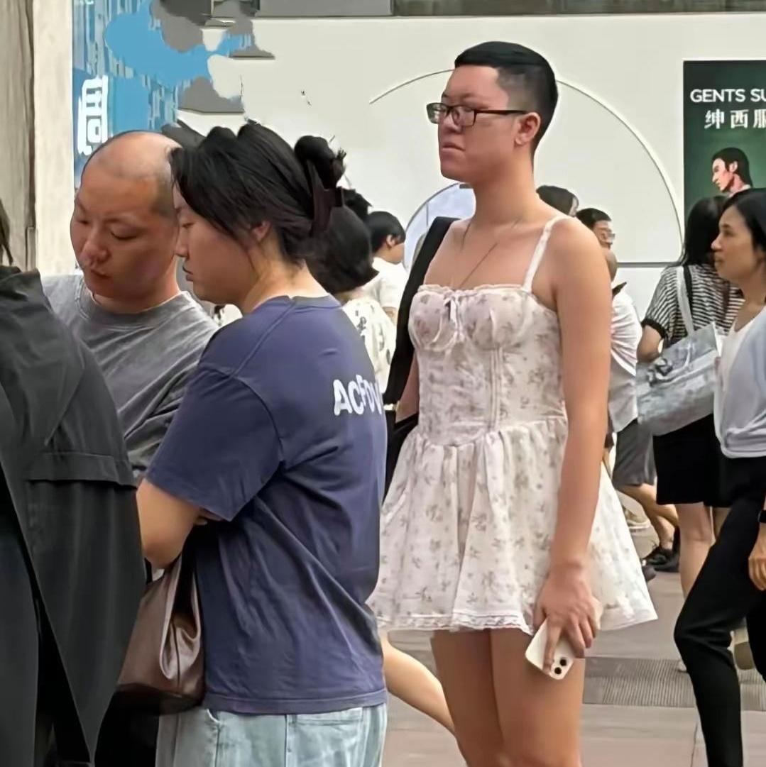 街头一幕引热议！真的只要自己不尴尬，尴尬的就是别人？
 
闹市人来人往，路上一位