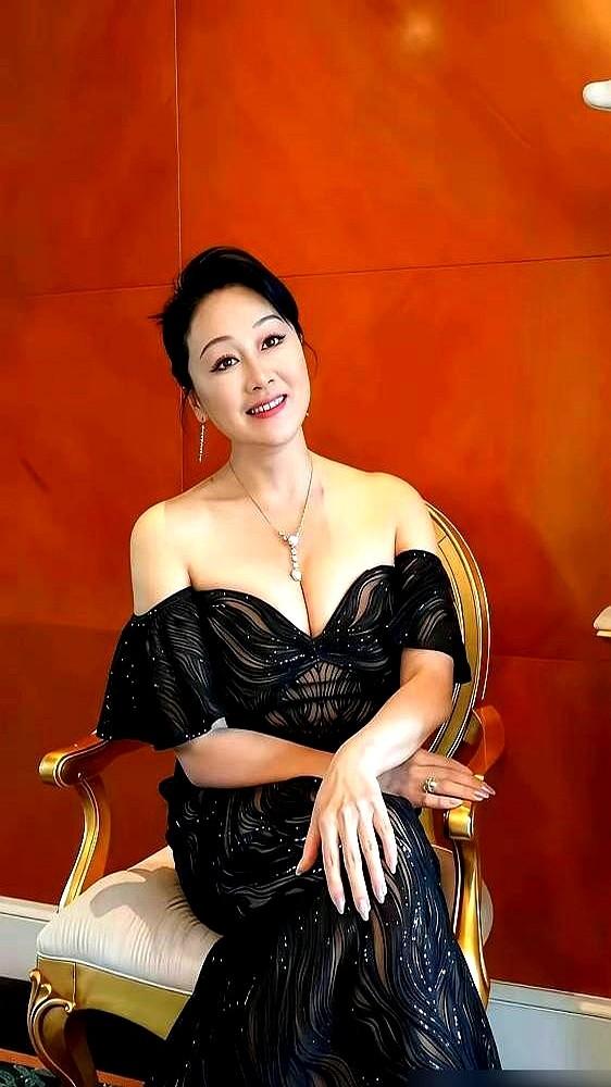 你敢信吗？一部经典大剧的女主角，竟是靠一通越洋电话拍板的。

当年拍《北京人在纽