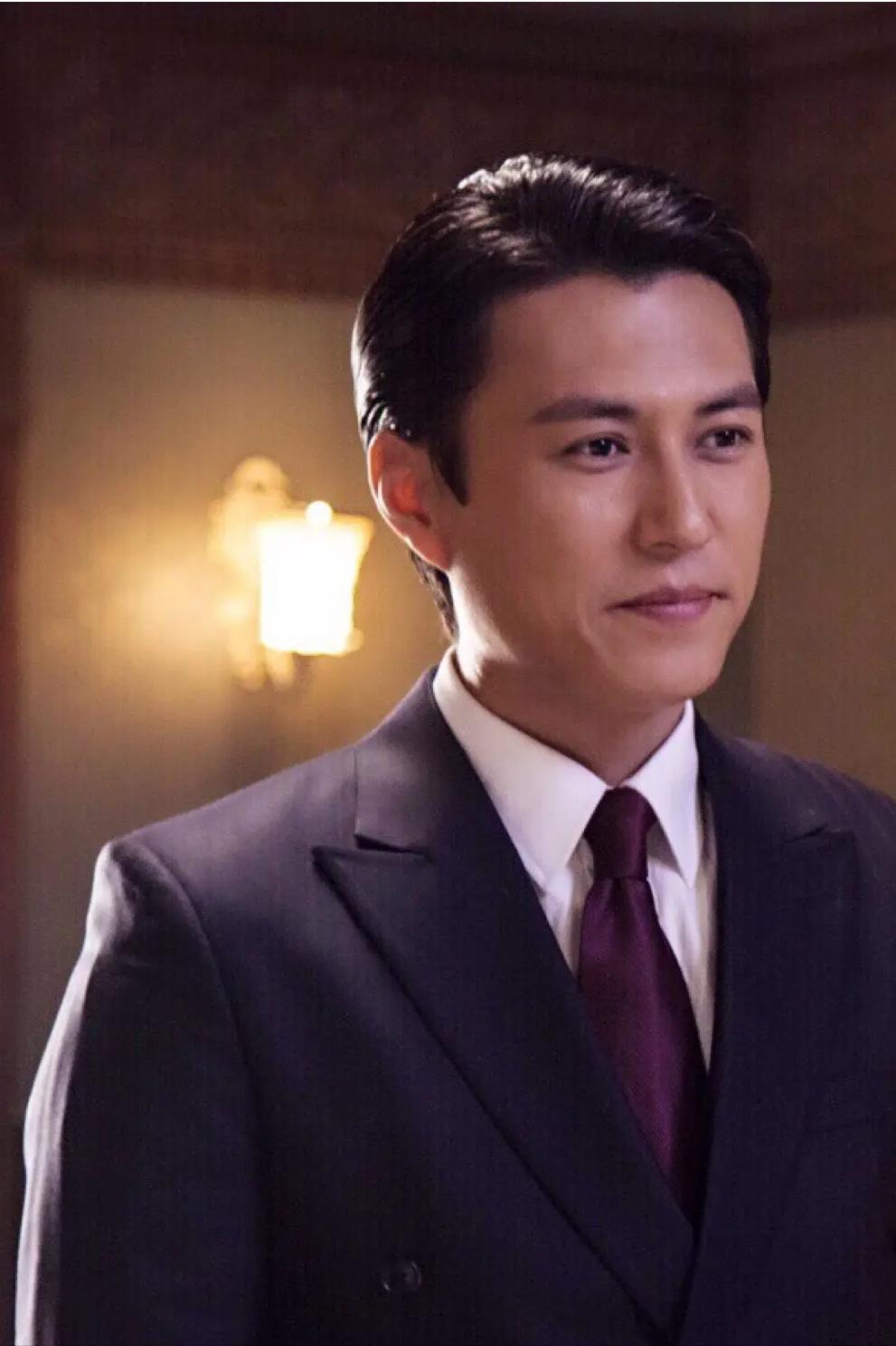 演员，吴越说，靳东这个人，真是一股清流，他温暖而谦虚，是我认识的人里面，最像正人