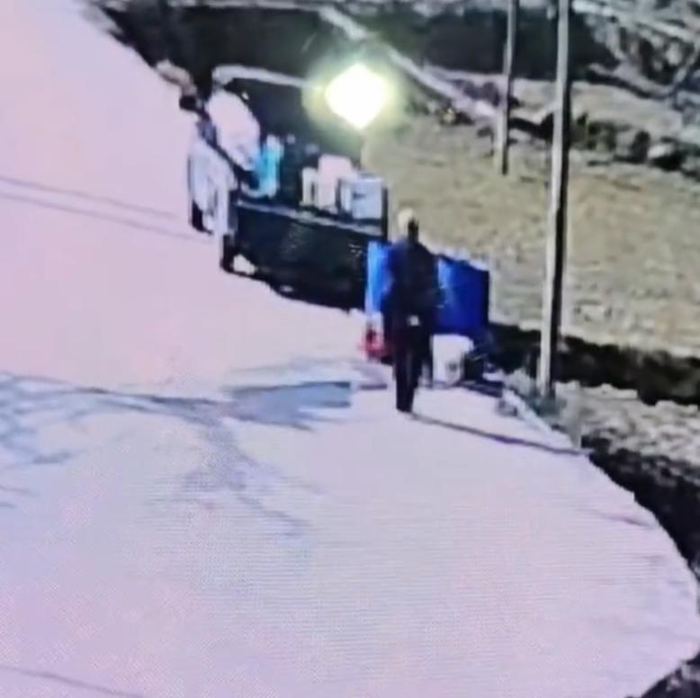 福建龙岩，一名72岁大约在散步时，看到田边一辆车里放着个瓶子，以为是水，想都没想